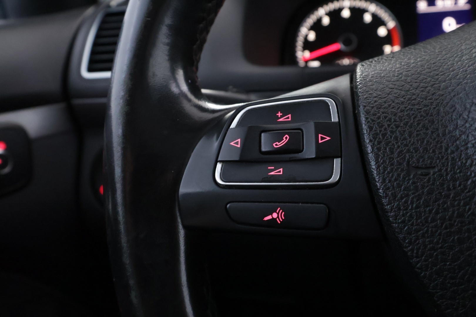 VOLKSWAGEN Touran 2012