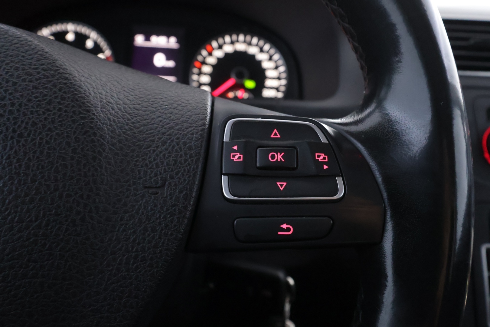 VOLKSWAGEN Touran 2012