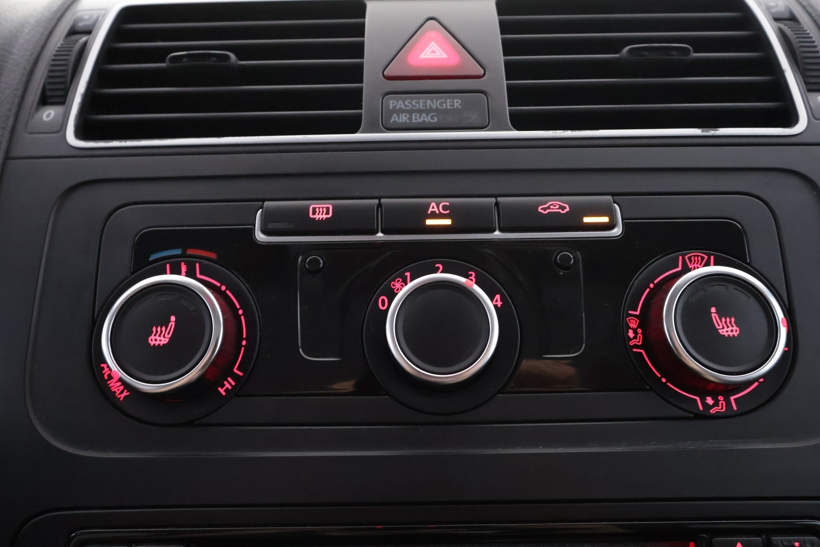 VOLKSWAGEN Touran 2012