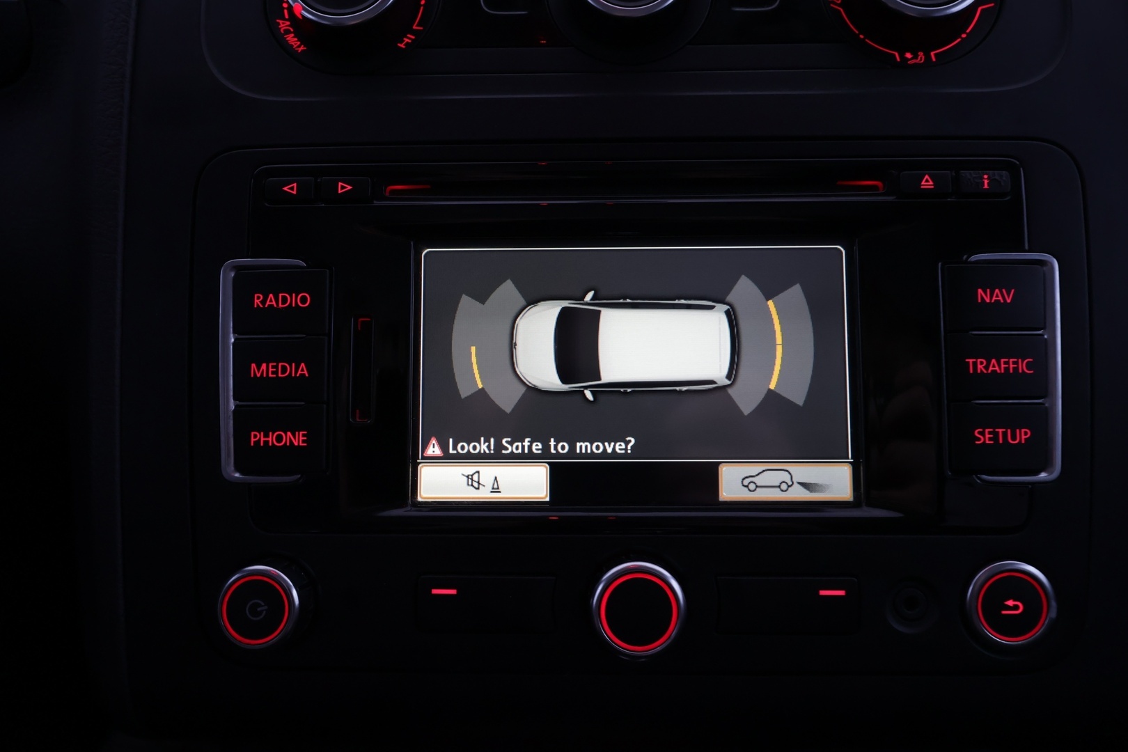 VOLKSWAGEN Touran 2012