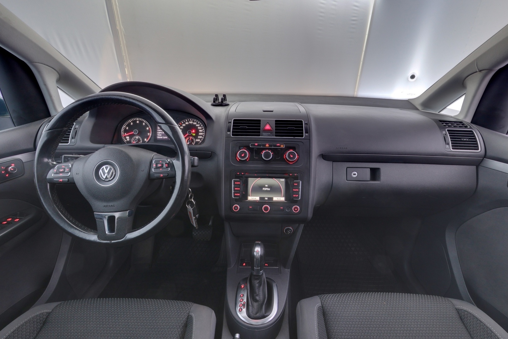 VOLKSWAGEN Touran 2012