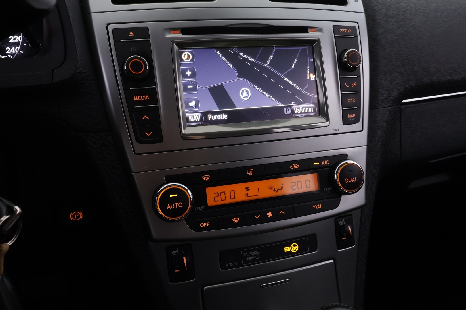 TOYOTA Avensis 2012