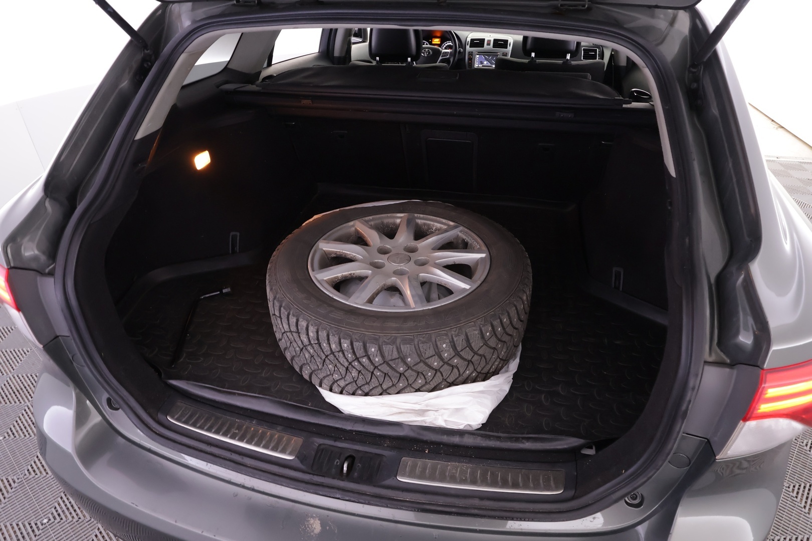 TOYOTA Avensis 2012
