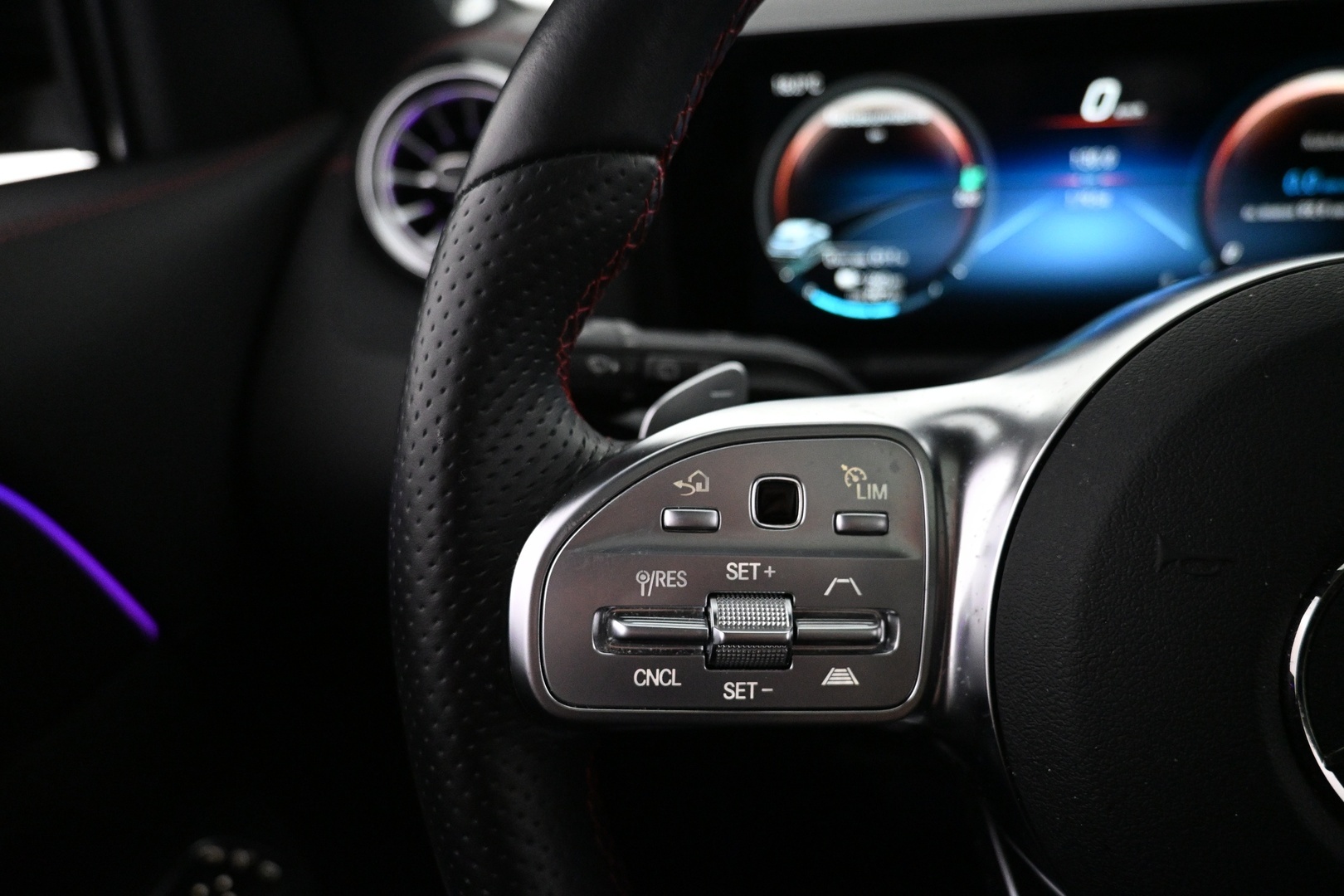 MERCEDES-BENZ EQA 2023