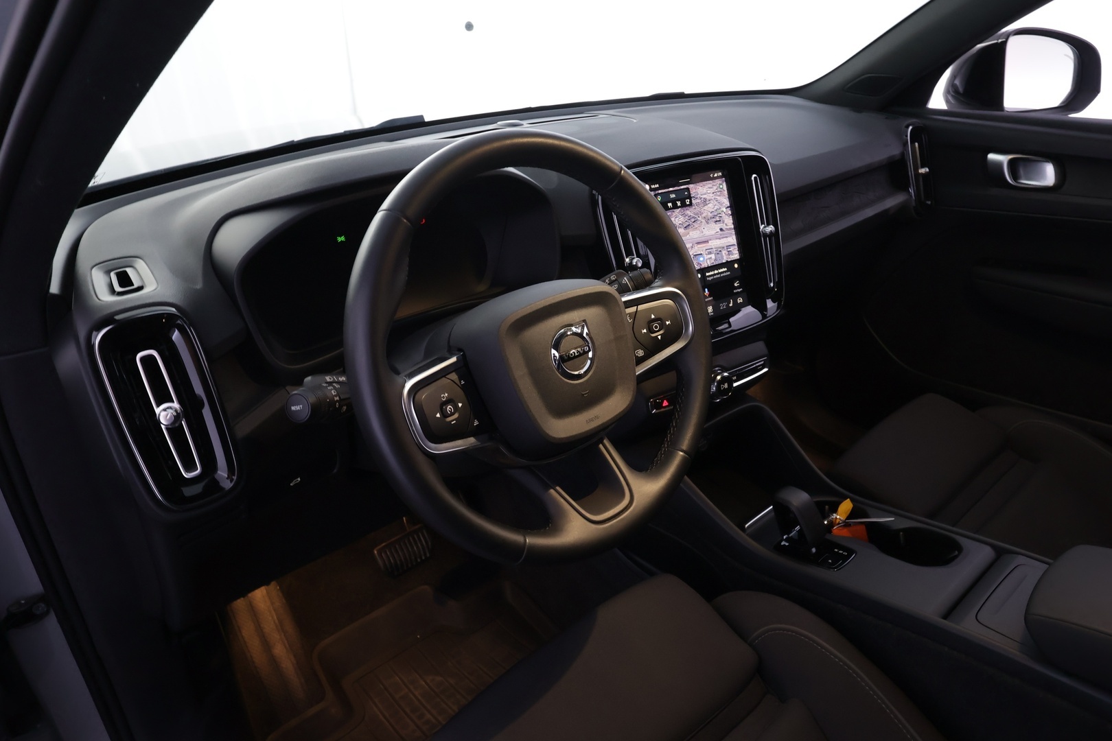 VOLVO EX40 2025