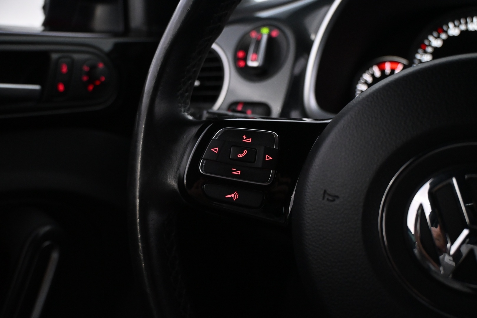 VOLKSWAGEN Beetle 2012