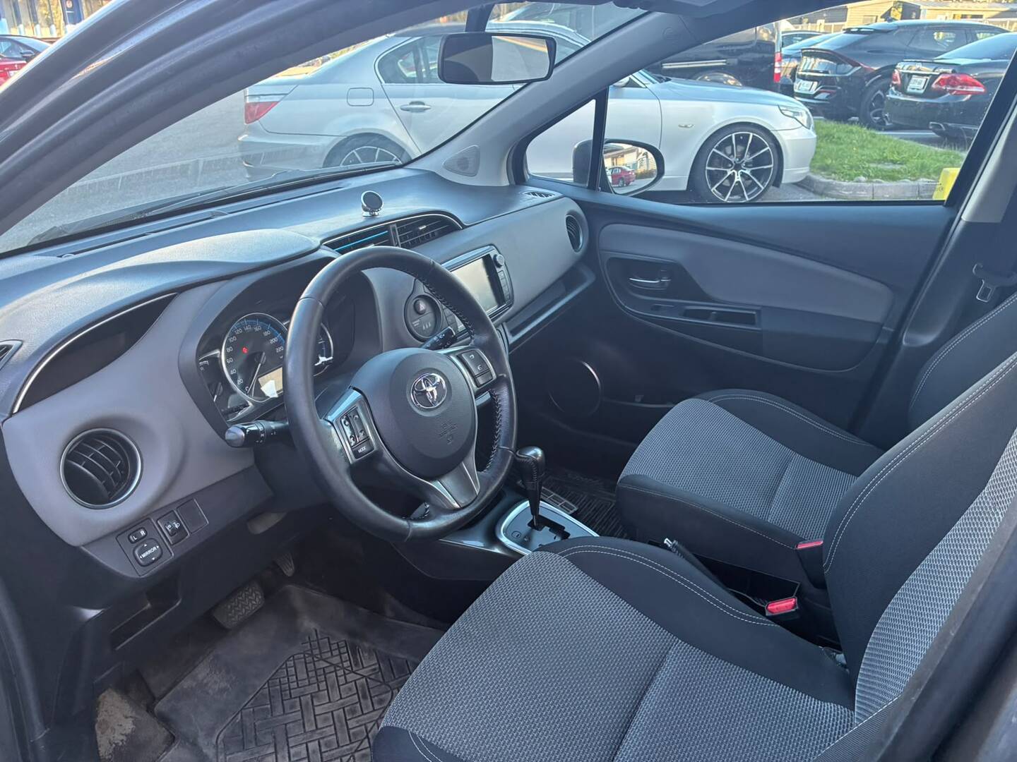 TOYOTA Yaris 2015