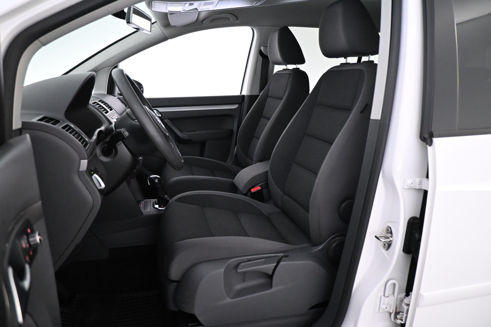 VOLKSWAGEN Touran 2012