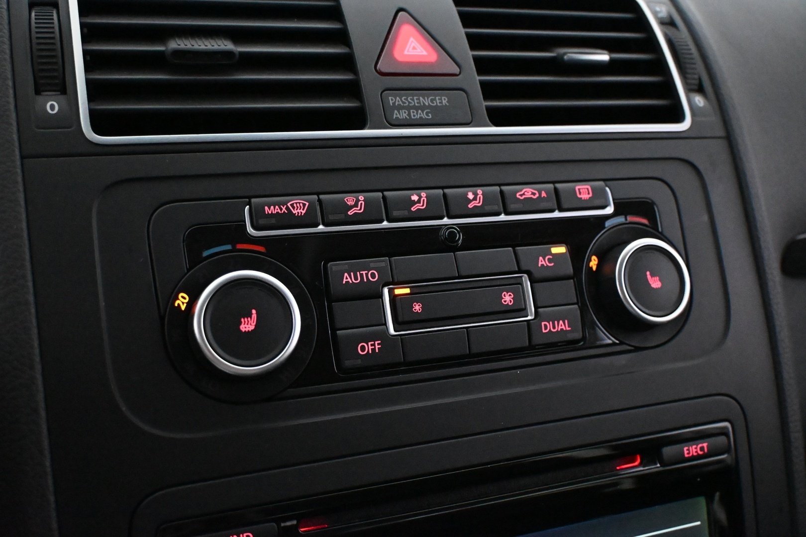 VOLKSWAGEN Touran 2012