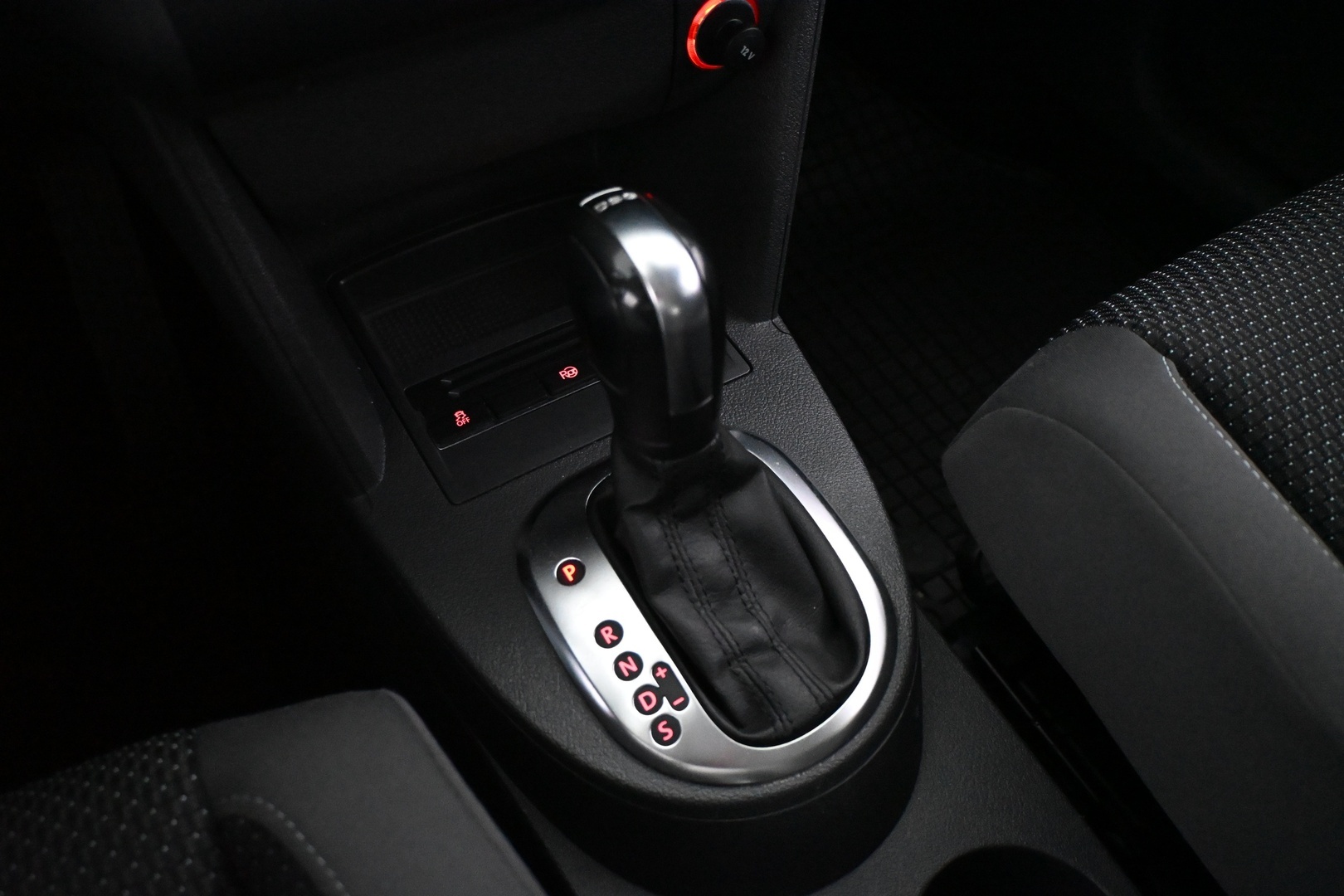 VOLKSWAGEN Touran 2012