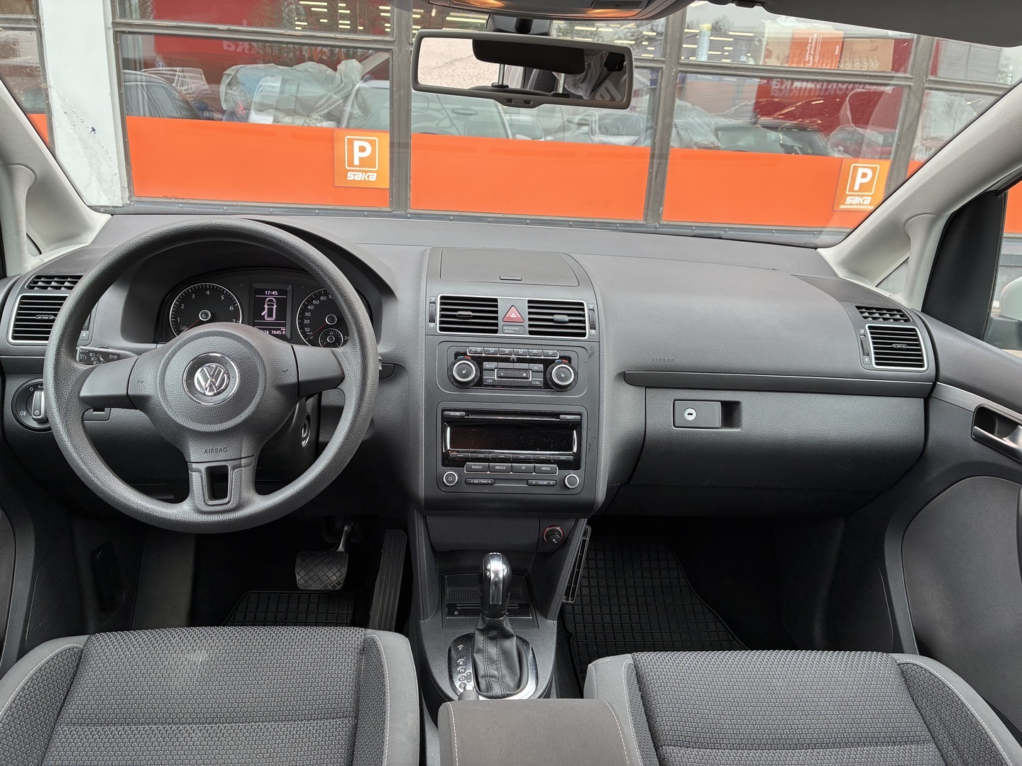 VOLKSWAGEN Touran 2012