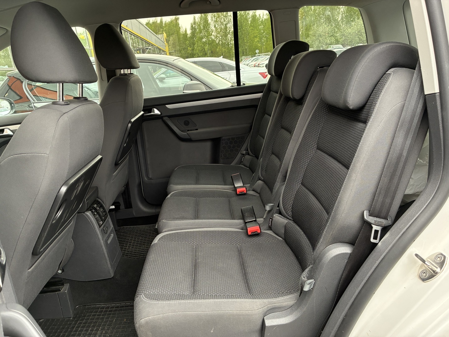 VOLKSWAGEN Touran 2012