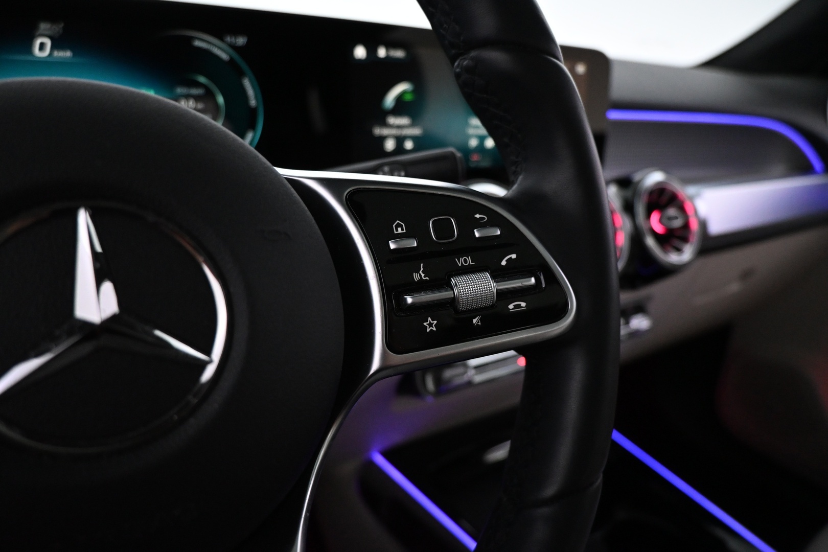 MERCEDES-BENZ EQB 2023