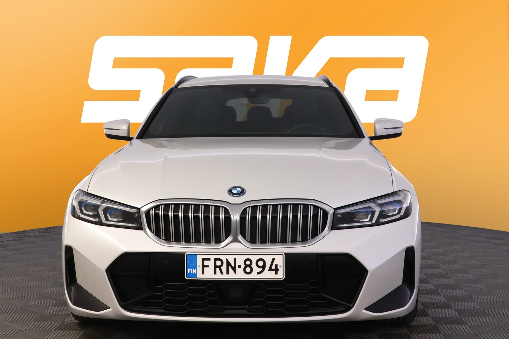 BMW 330 2023