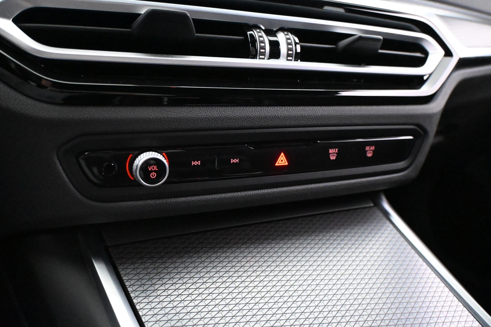 BMW 330 2023