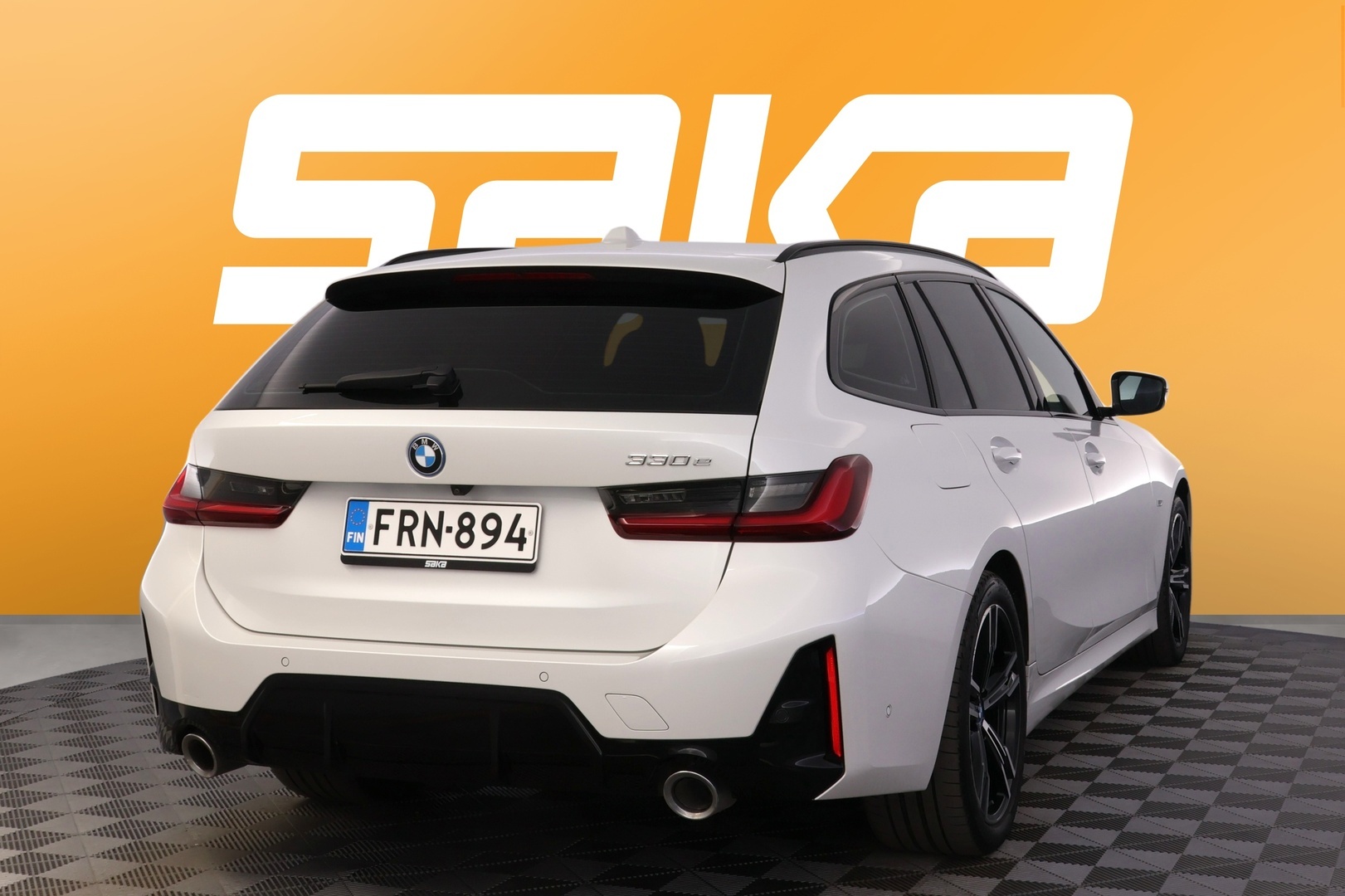 BMW 330 2023
