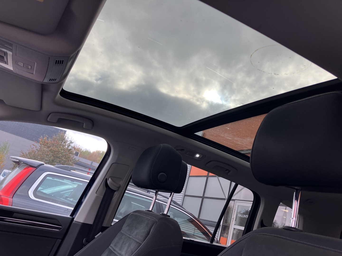 VOLKSWAGEN Touran 2016