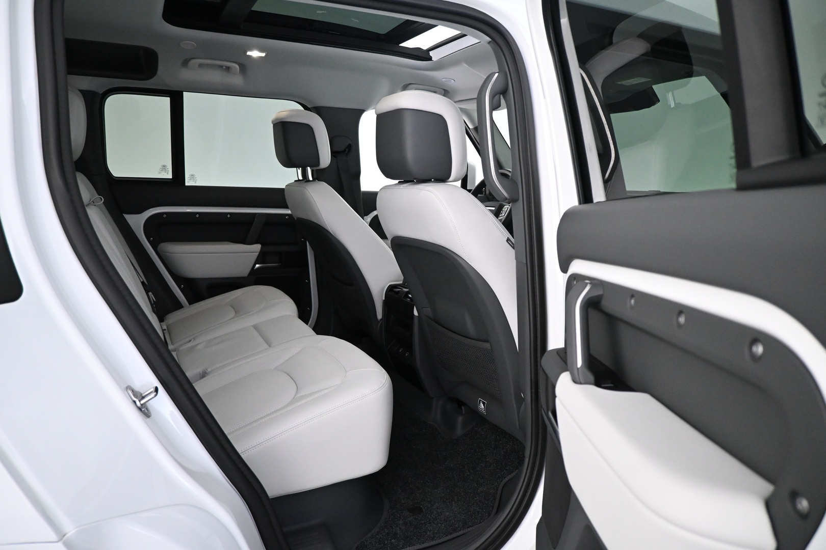 LAND ROVER Defender 2025