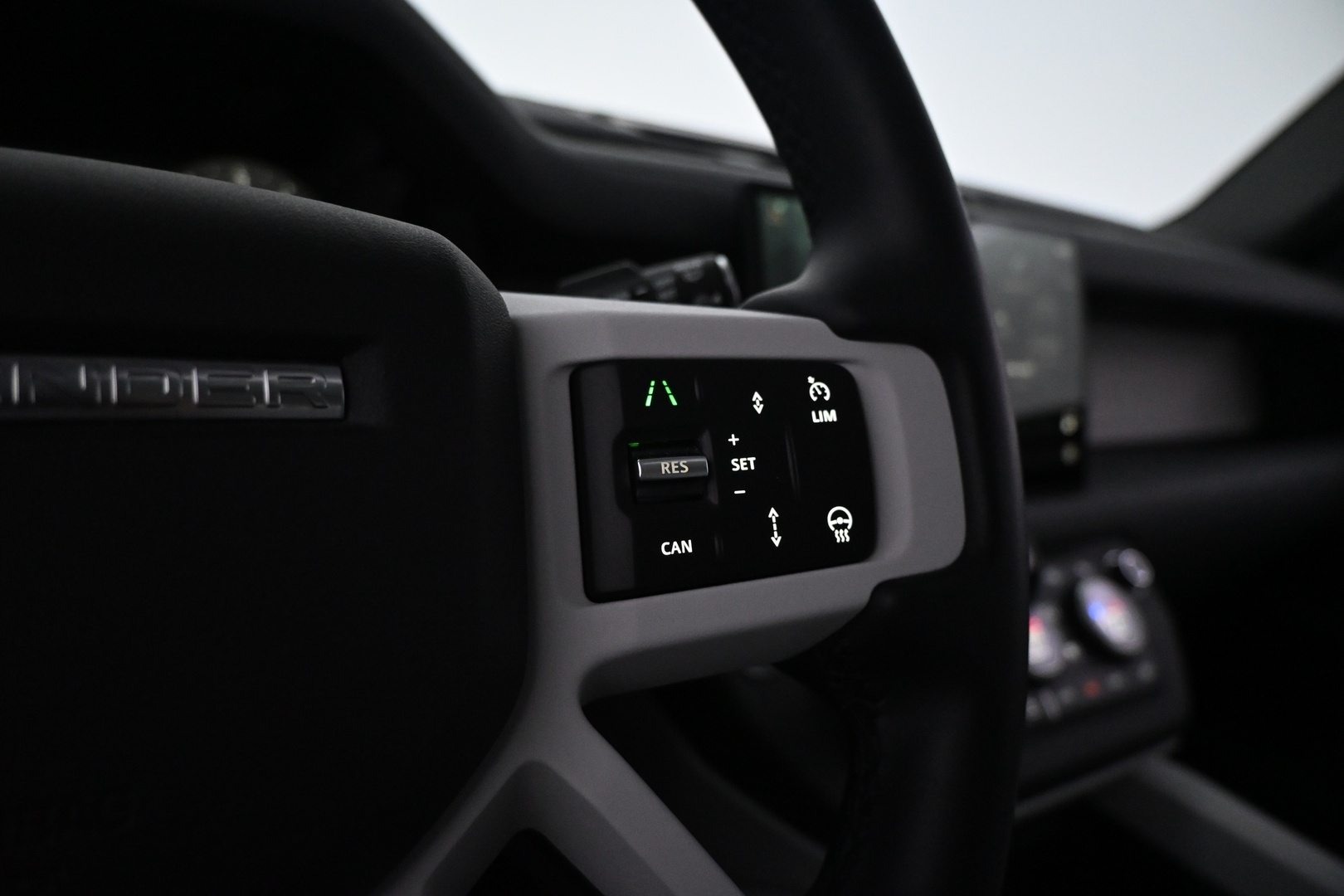LAND ROVER Defender 2025