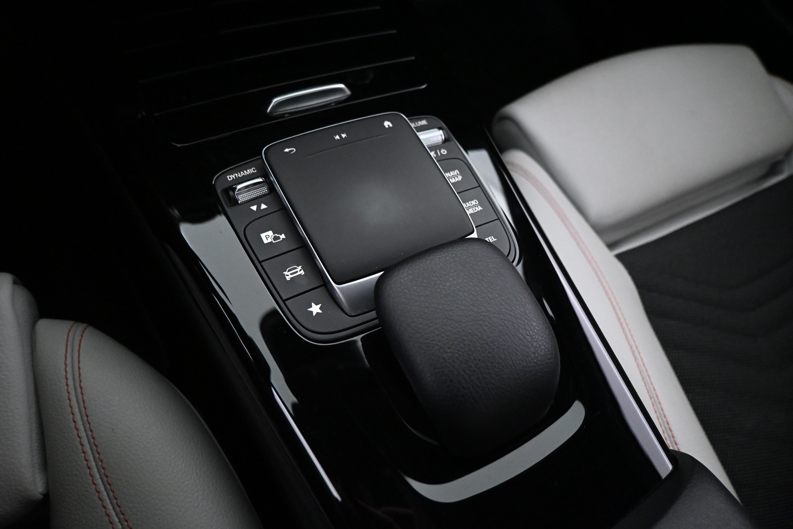 MERCEDES-BENZ A 2021