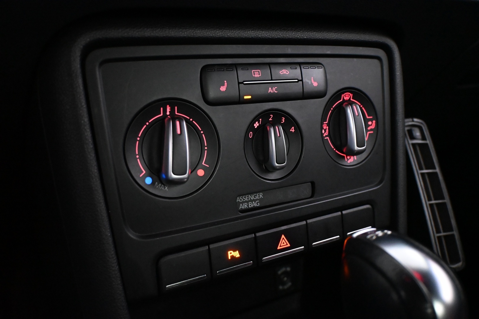 VOLKSWAGEN Beetle 2013