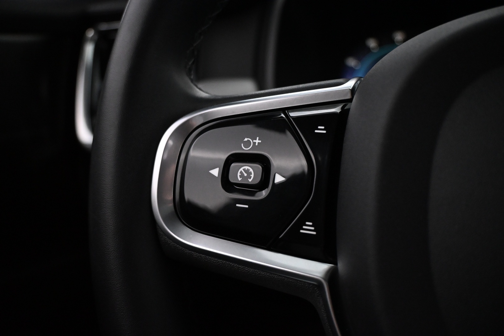 VOLVO V90 2023