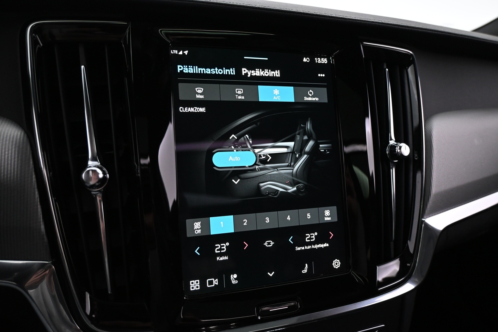 VOLVO V90 2023