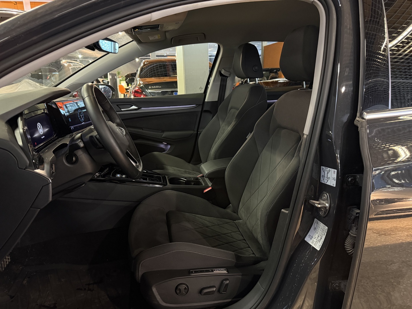 VOLKSWAGEN Golf 2023