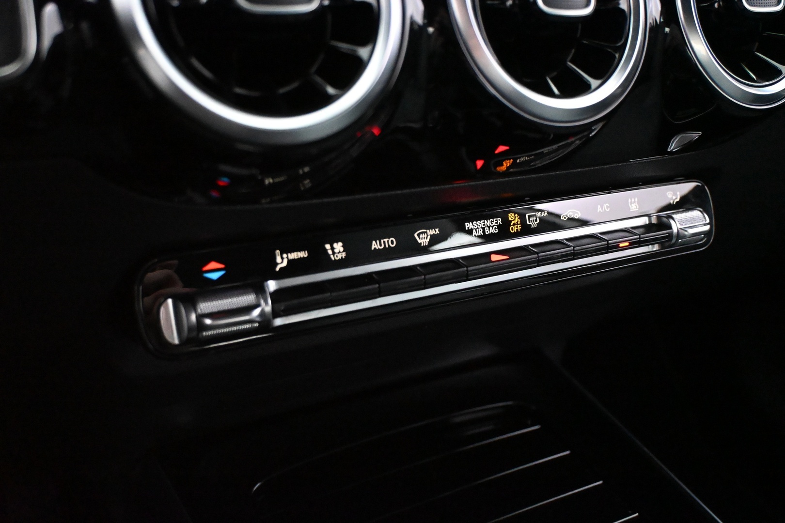 MERCEDES-BENZ GLA 2024