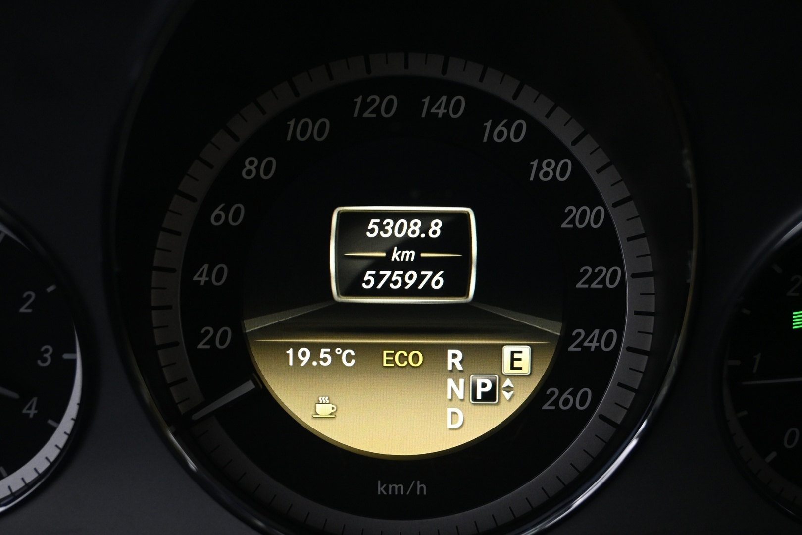 MERCEDES-BENZ E 2012