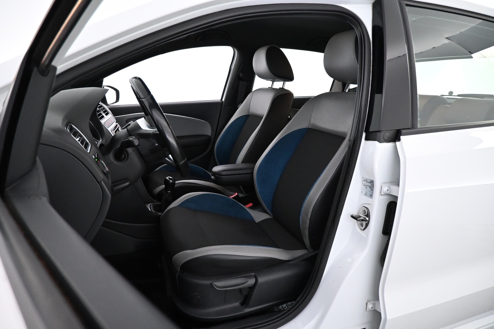 VOLKSWAGEN Polo 2015