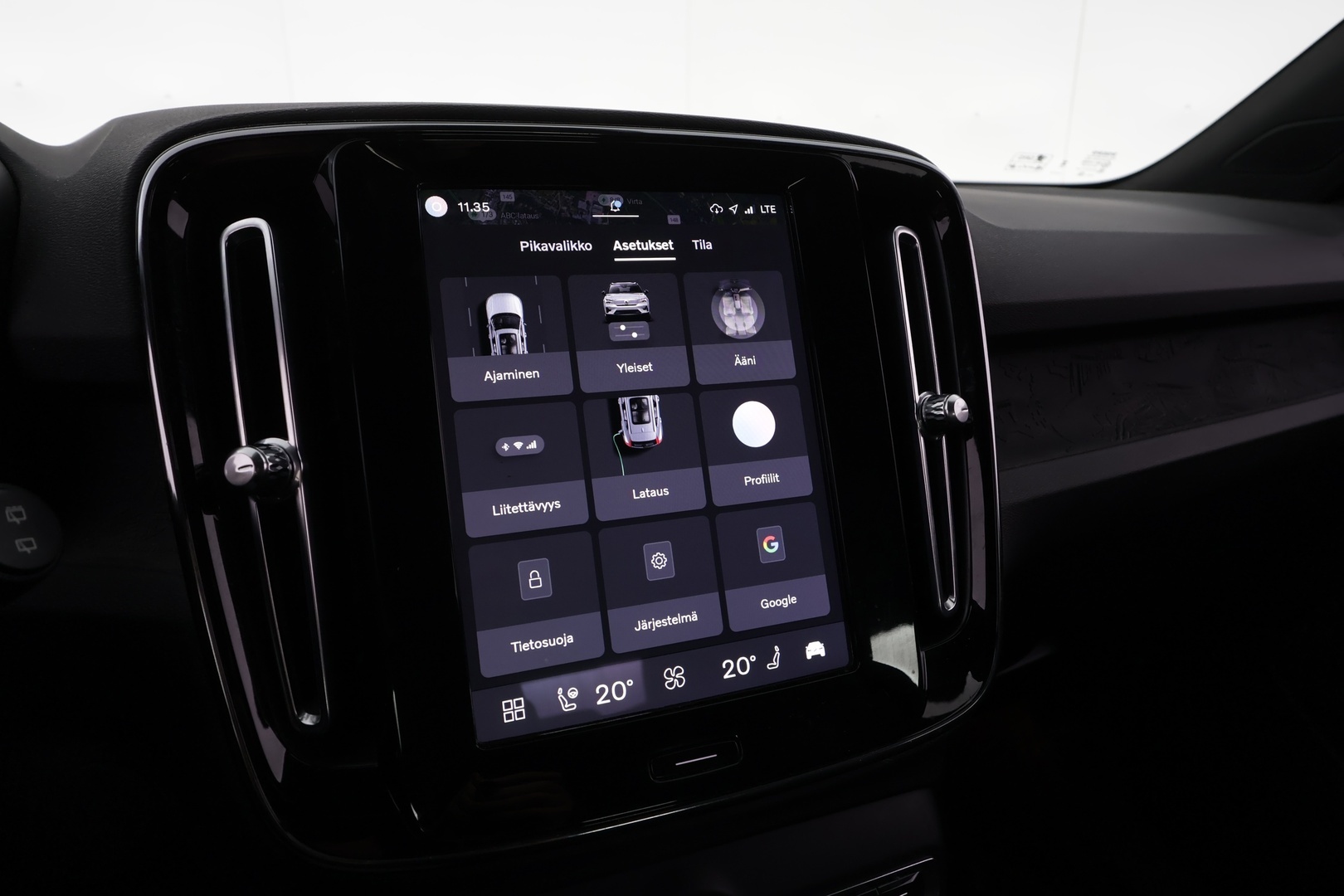 VOLVO XC40 2023