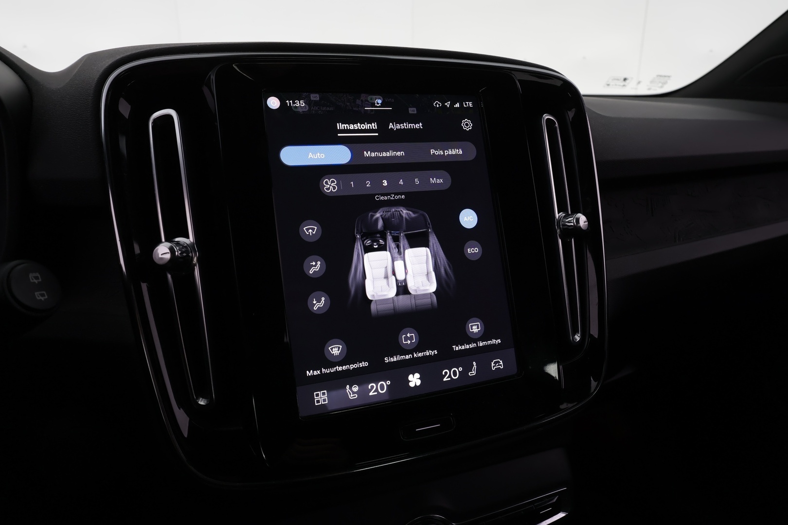 VOLVO XC40 2023