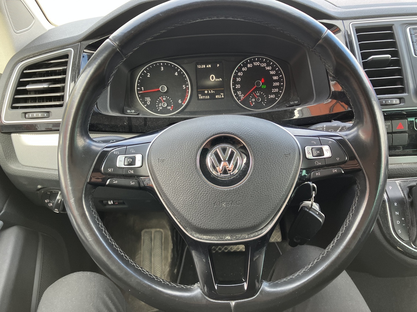 VOLKSWAGEN Multivan 2016