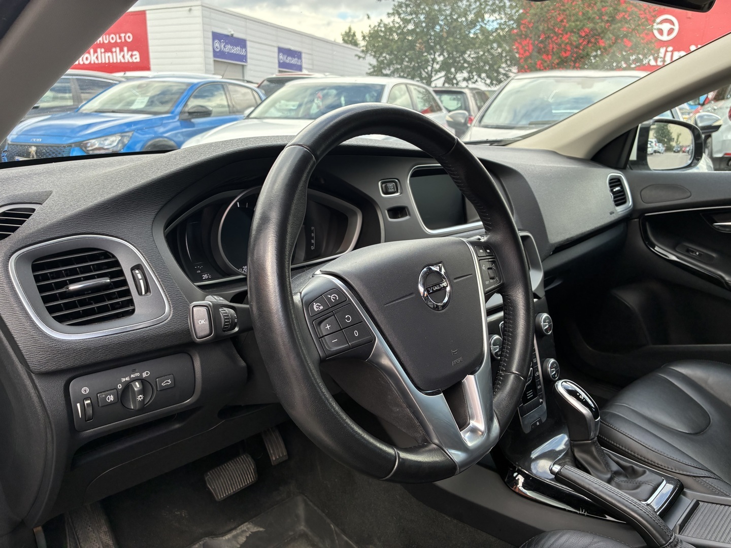 VOLVO V40 2019