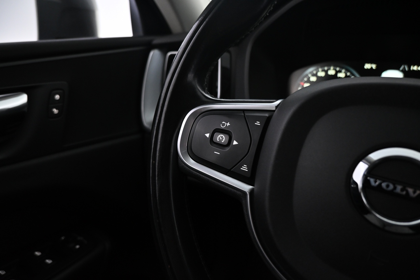 VOLVO XC60 2018