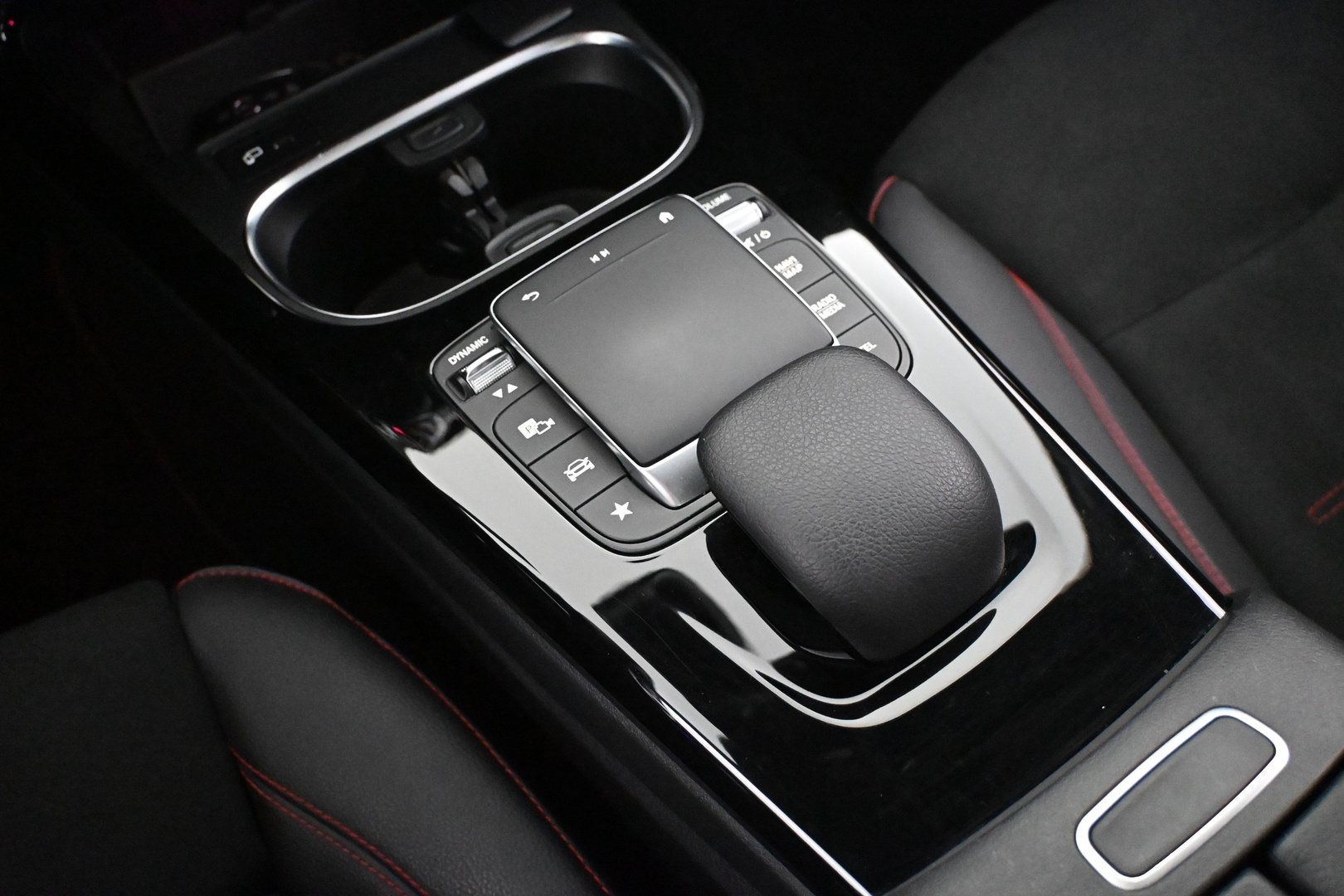 MERCEDES-BENZ A 2022