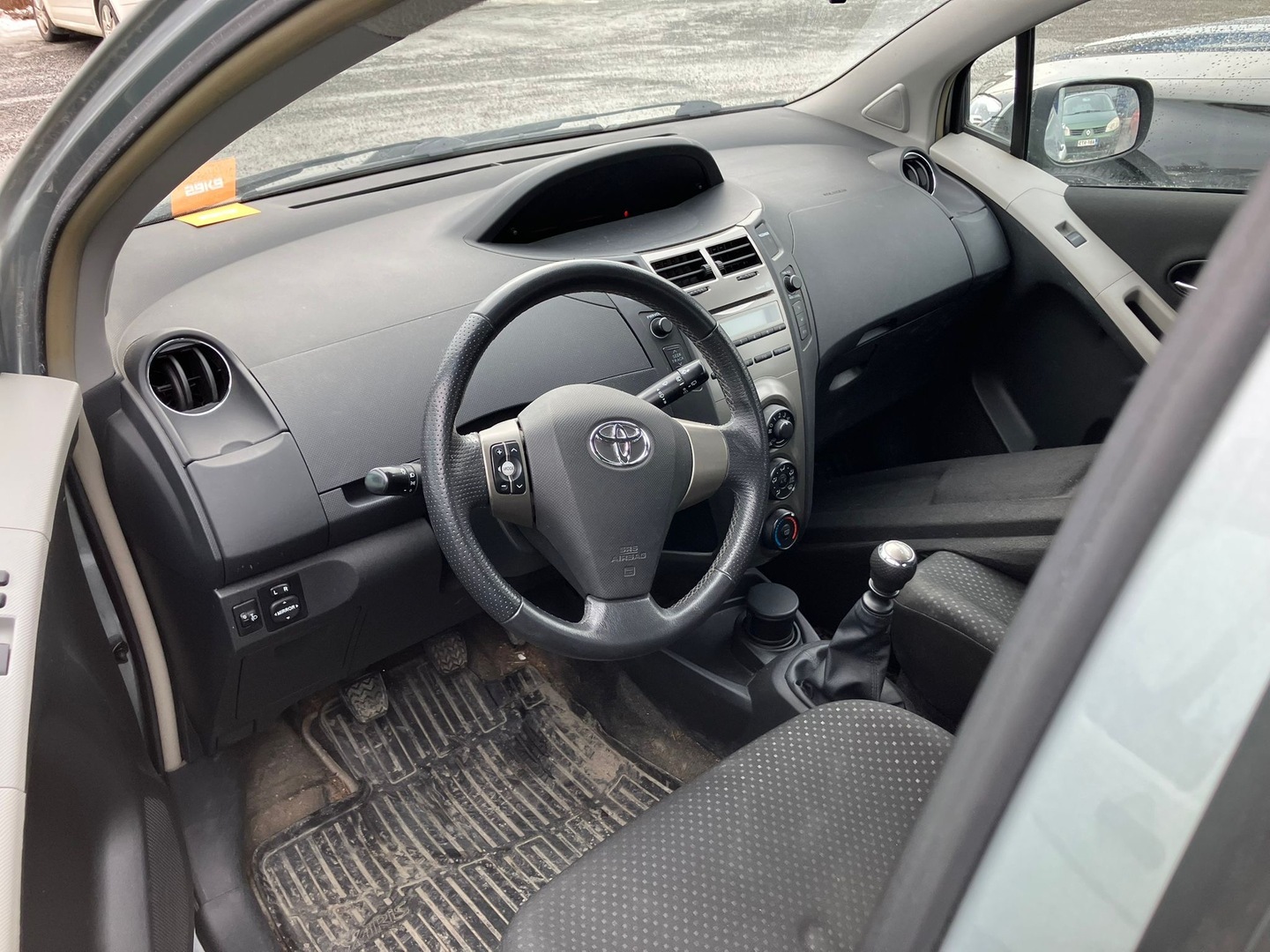 TOYOTA Yaris 2011