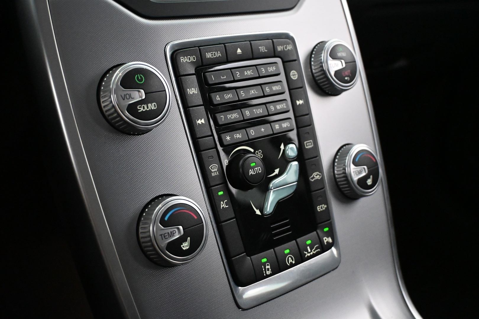 VOLVO V70 2016