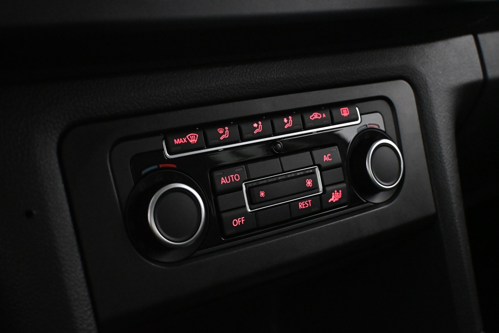 VOLKSWAGEN Amarok 2012
