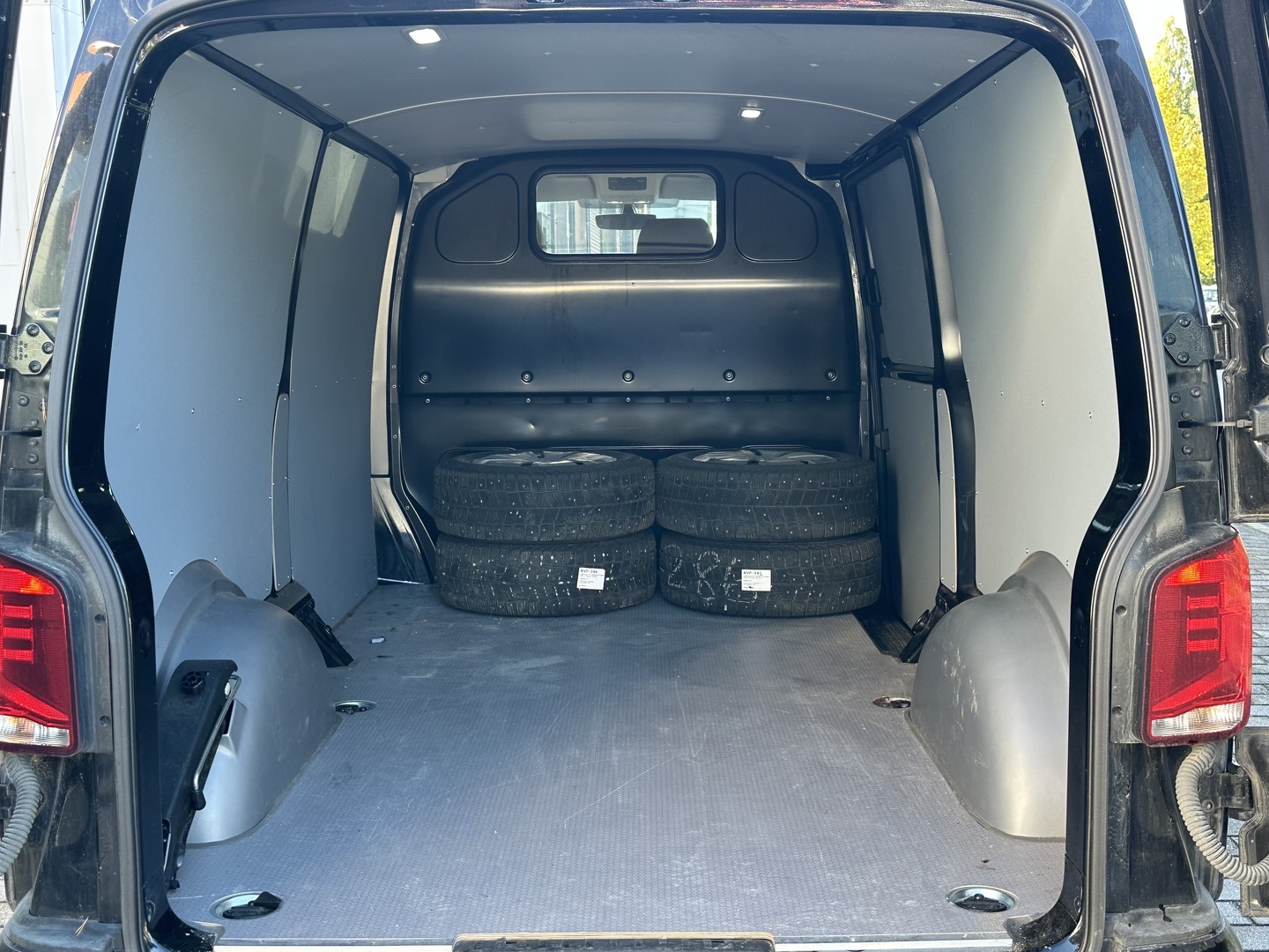 VOLKSWAGEN Transporter 2024