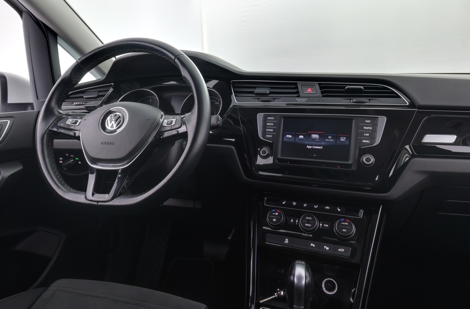 VOLKSWAGEN Touran 2016
