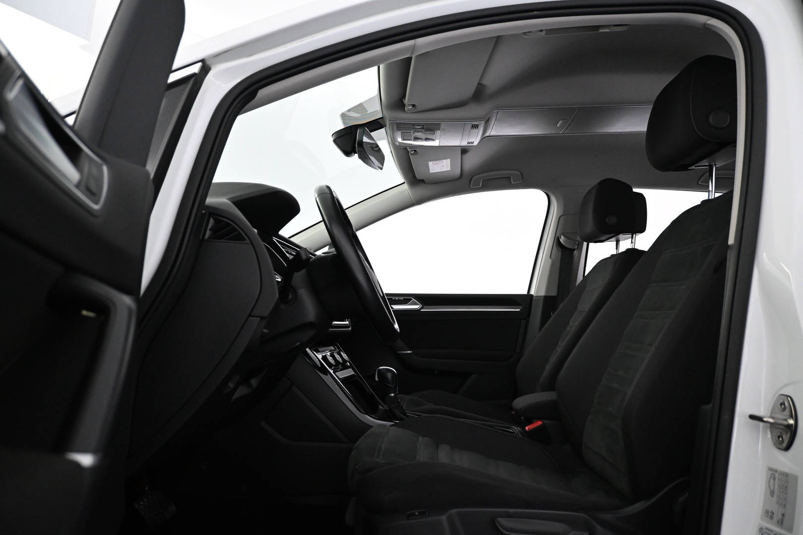 VOLKSWAGEN Touran 2016