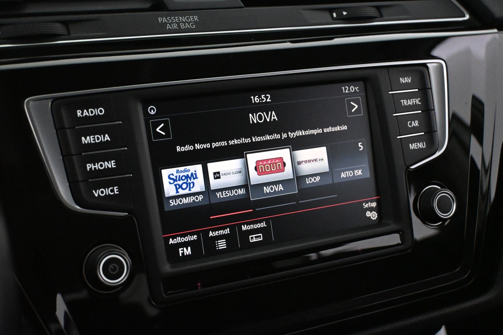 VOLKSWAGEN Touran 2016