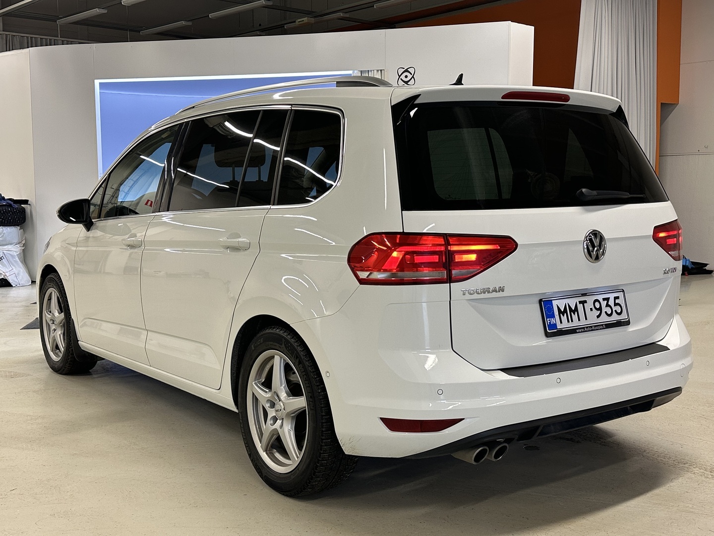 VOLKSWAGEN Touran 2016