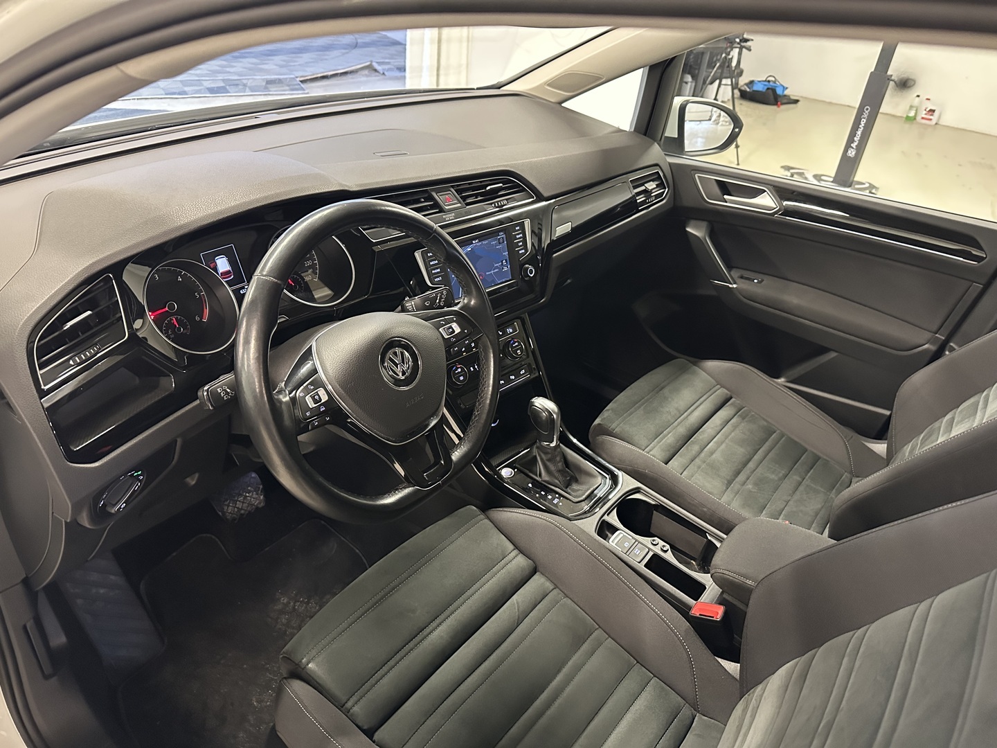 VOLKSWAGEN Touran 2016