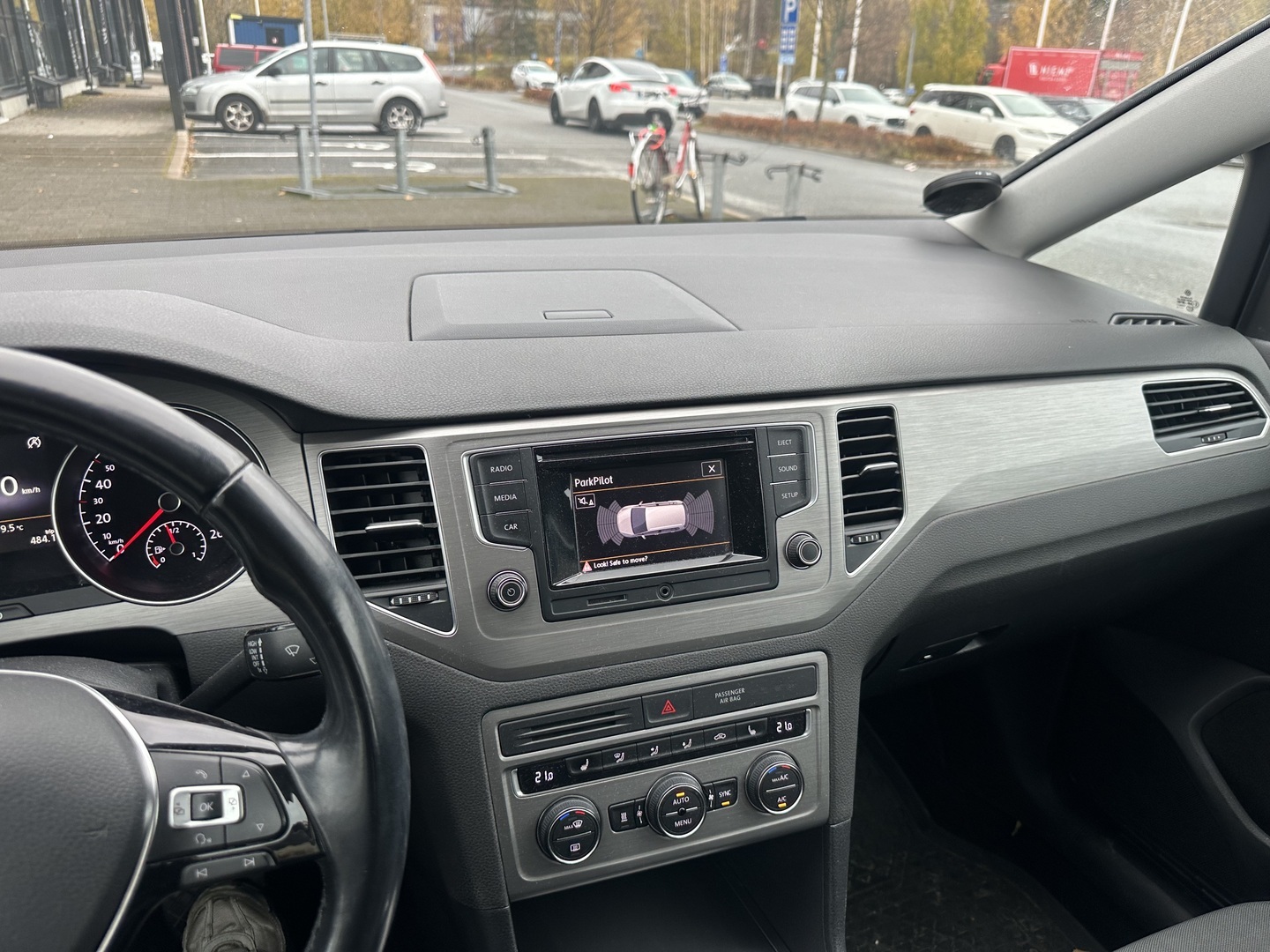 VOLKSWAGEN Golf Sportsvan 2015