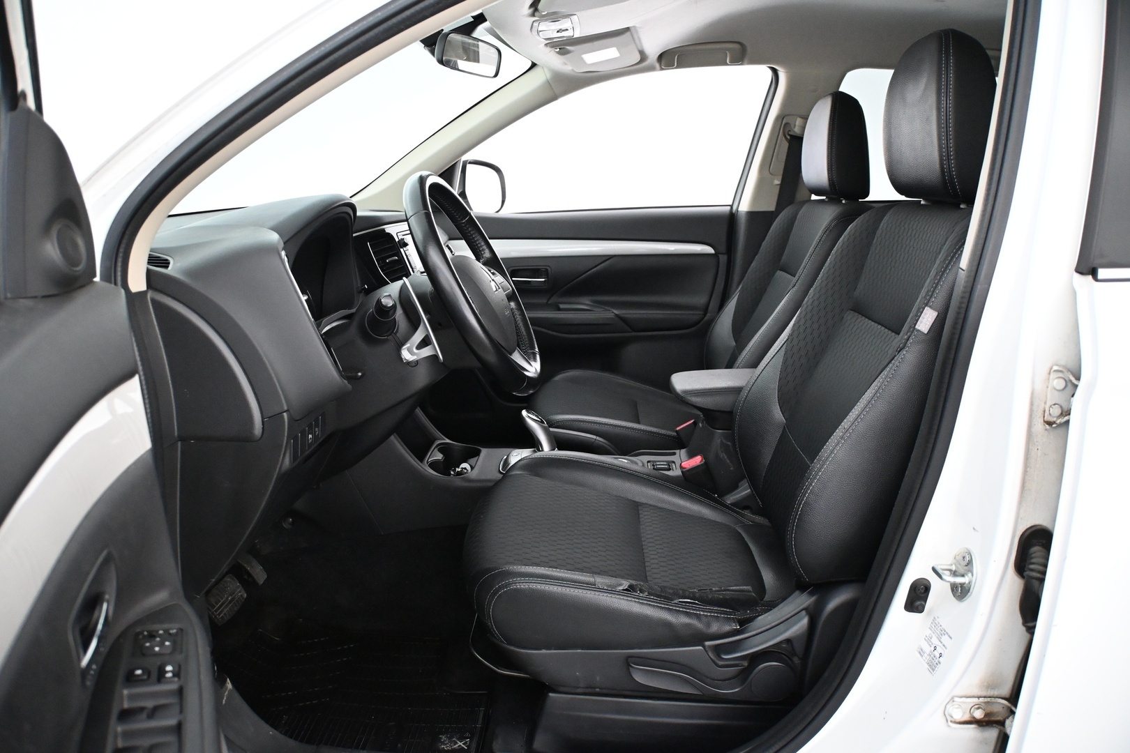 MITSUBISHI Outlander PHEV 2015