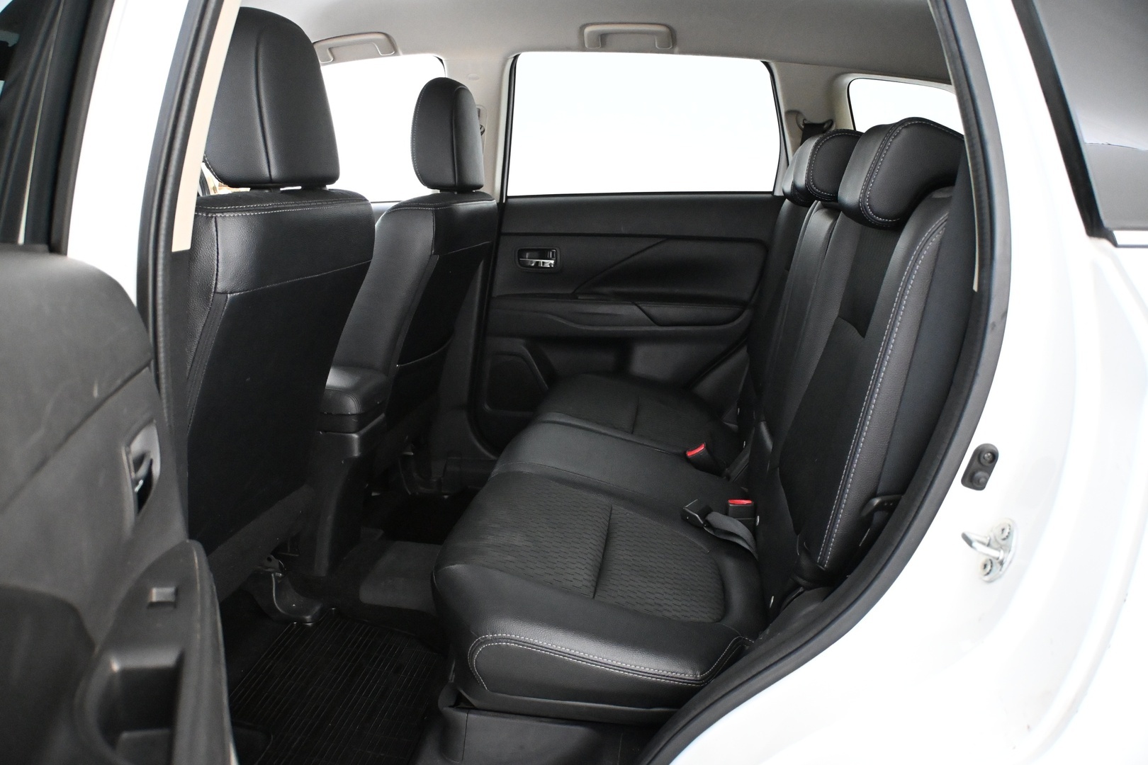 MITSUBISHI Outlander PHEV 2015