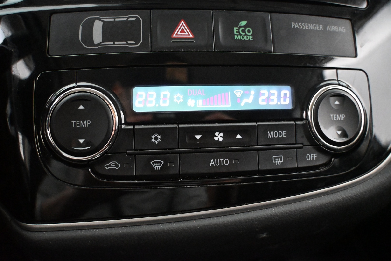 MITSUBISHI Outlander PHEV 2015